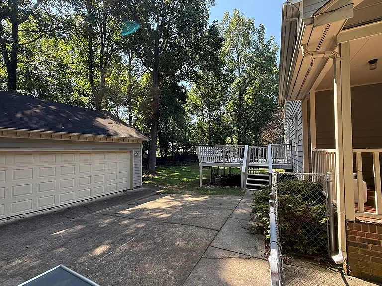 2015 Warwickshire Dr — Photo 2