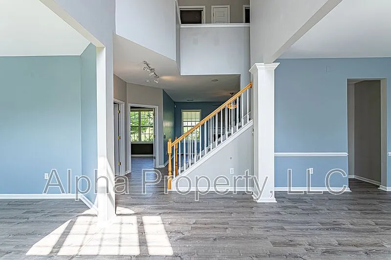 4 bed, 2.5 bath, 2617 sqft, $2,700 — Photo 3
