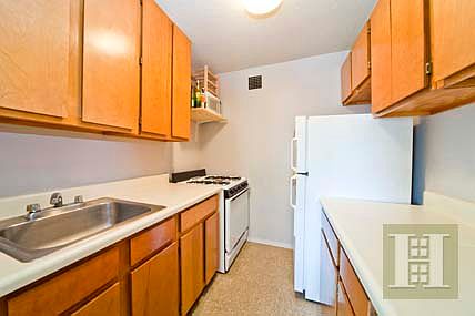 4th image of 100 W 93rd St APT 11A