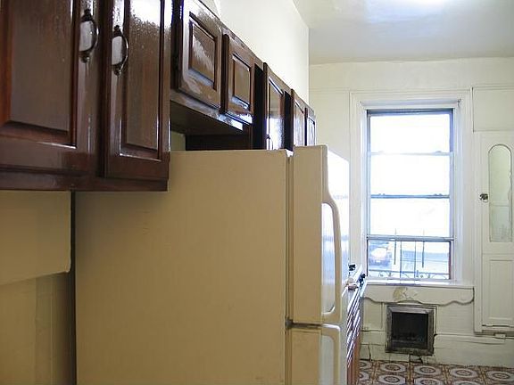 4th image of 1172 Rogers Ave #3