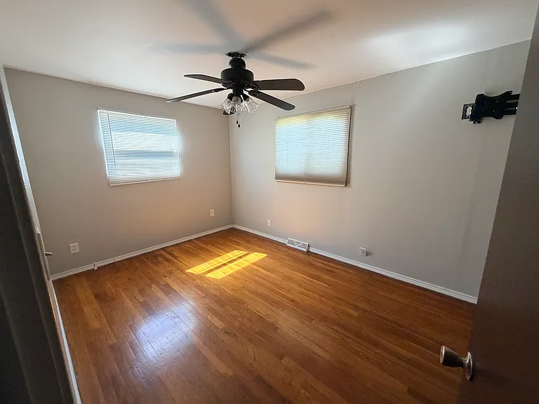 1308 E Indiana Ave — Photo 12