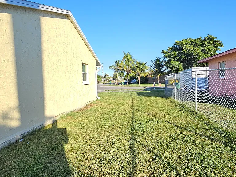 323 Seminole Ct — Photo 13