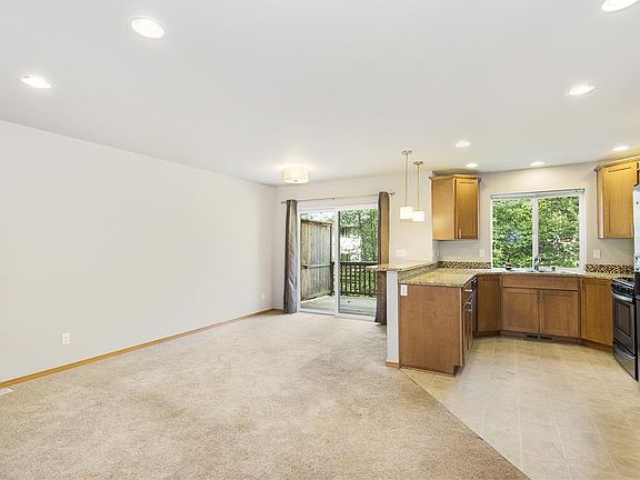 2nd image of 762 NE Glenridge Ct
