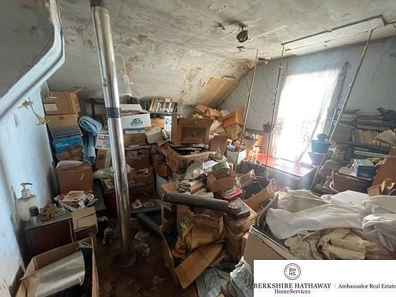 4th image of 231 W 8th St