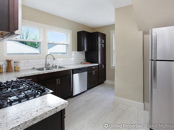 3rd image of 1831 Martin Ave SE