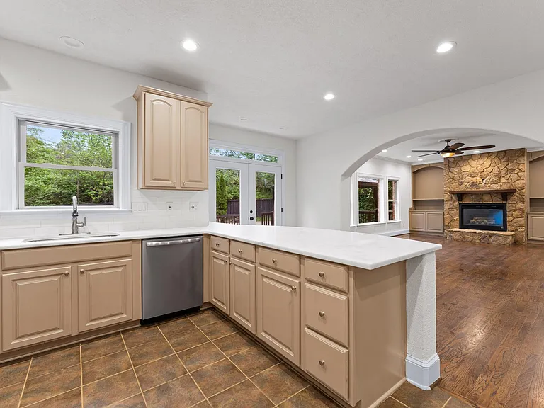 7307 Roseland Ave — Photo 10