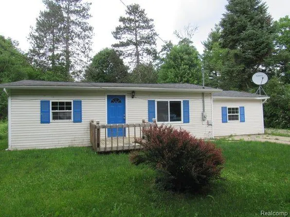 414 Chestnut St, Houghton Lake, MI 48629