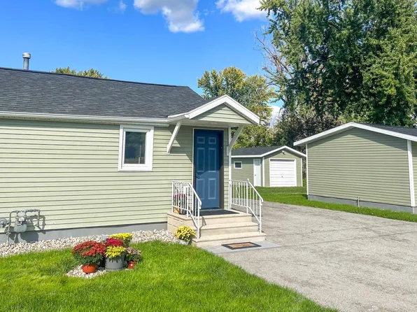 8064 Channel Ln, Omro, WI 54963