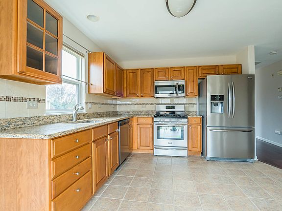 5th image of 21549 Carlton St