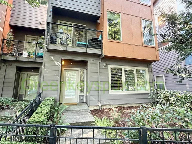 8514 N Central St — Photo 2