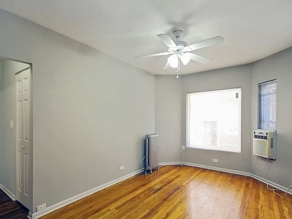3rd image of 1438 W Argyle St #3S