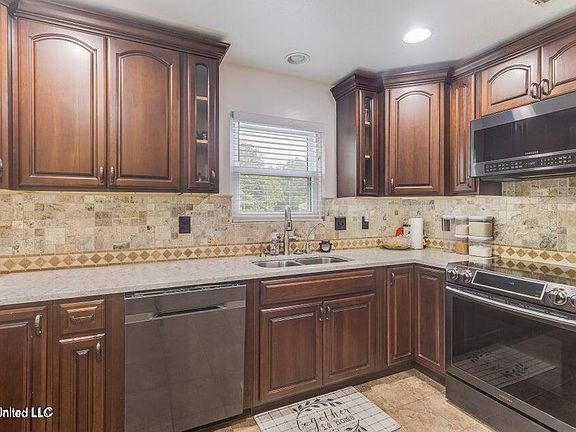 4th image of 15305R Northwood Dr