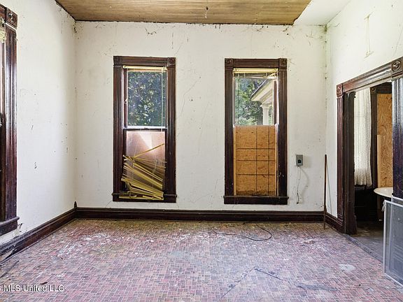 15th image of 530 Buschman St