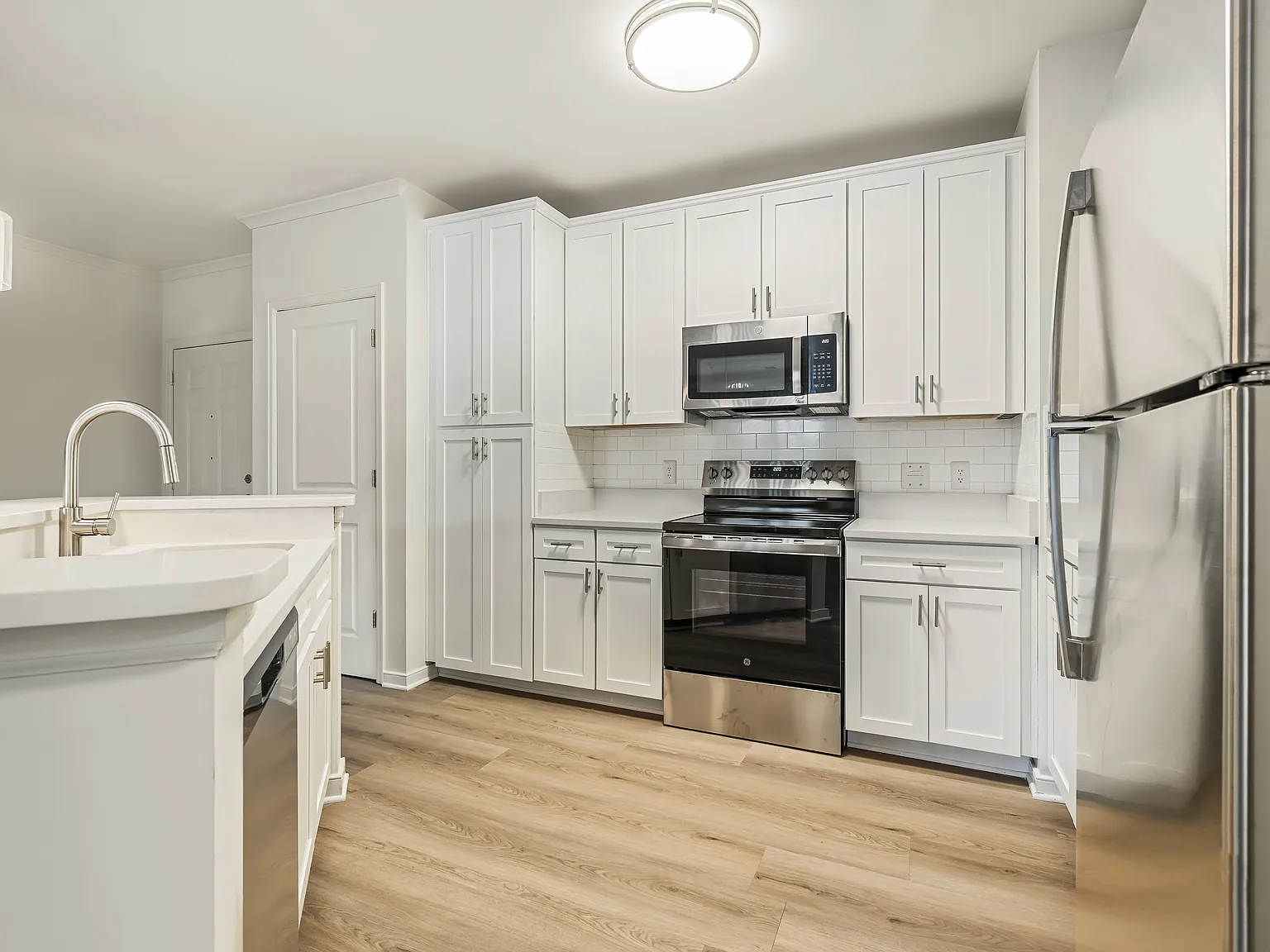River House Apartments — Photo 1