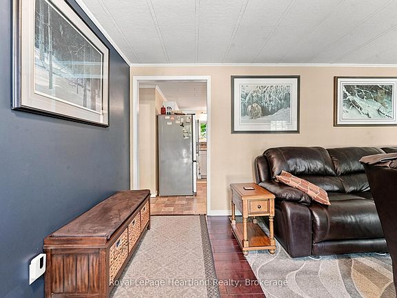 5th image of 16 Huron Ln