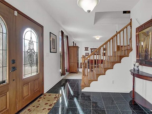 5th image of 7 Heritage Farm Dr