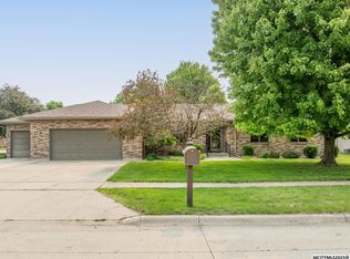 209 Red Fox Ct, Mason City, IA 50401
