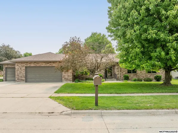 209 Red Fox Ct, Mason City, IA 50401