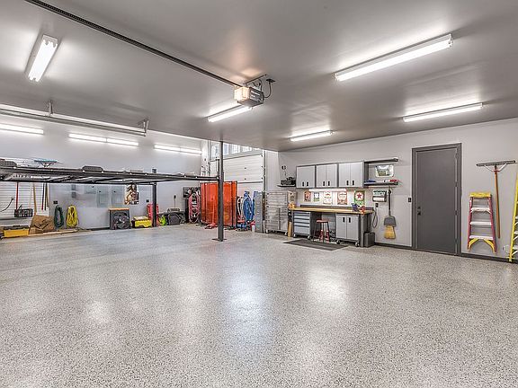 Large 3-6 car garage w/lift