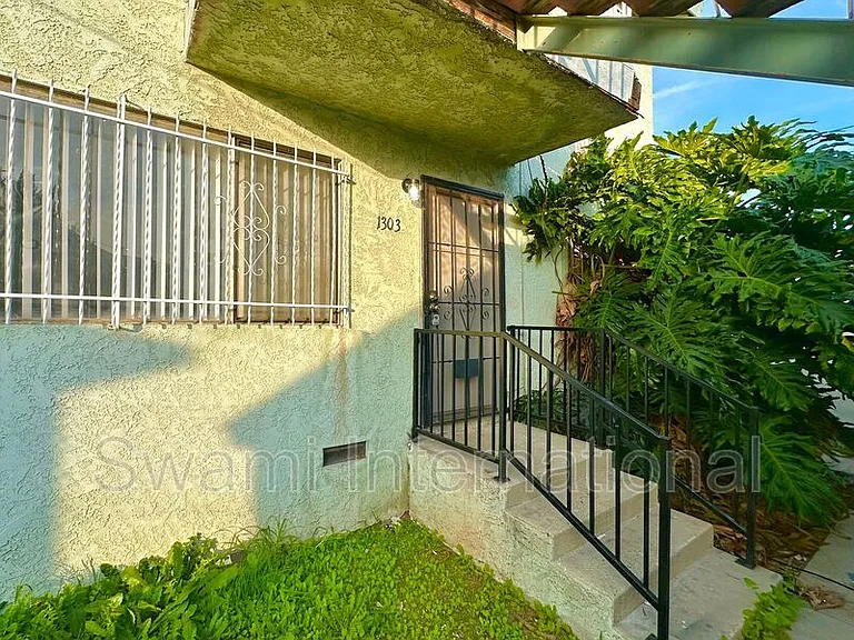 1303 W 107th St — Photo 29