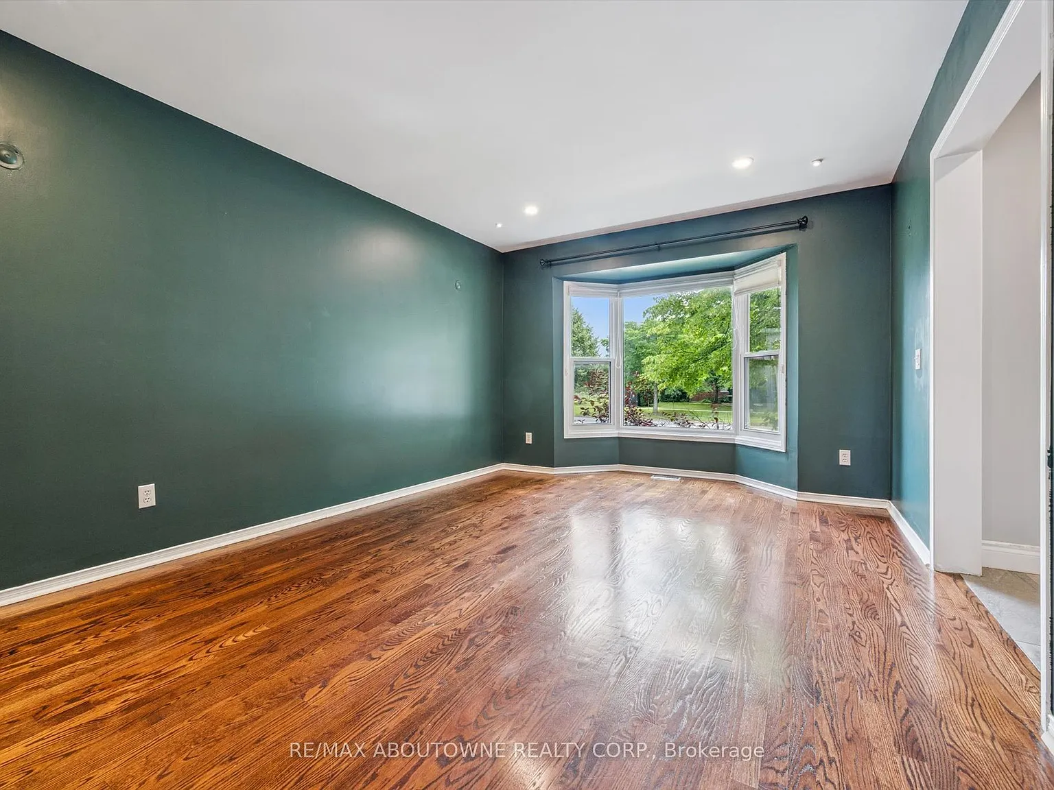 6 bed, $5,600 — Photo 4