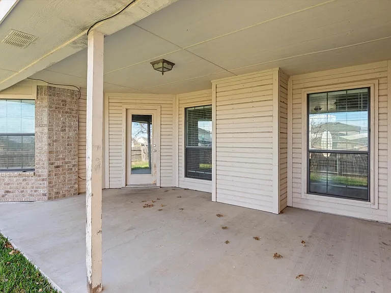 6104 Alexus Dr — Photo 10