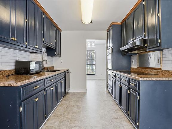 2nd image of 256 Jefferson Cir