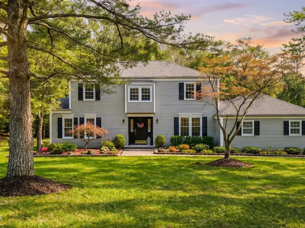 11 Mohican Drive, Middletown, NJ 07748