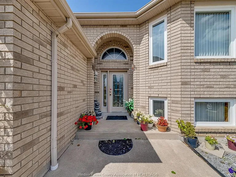 1078 Imperial Cres — Photo 6