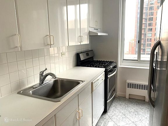 4th image of 220 E 65th St APT 18M
