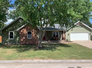 719 Oak Hill Dr, Mount Vernon, MO 65712