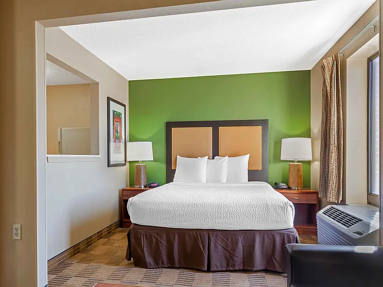 Deluxe Studio - 1 Queen Bed