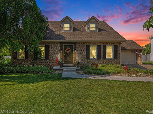 813 Birchwood Dr, Flushing, MI 48433