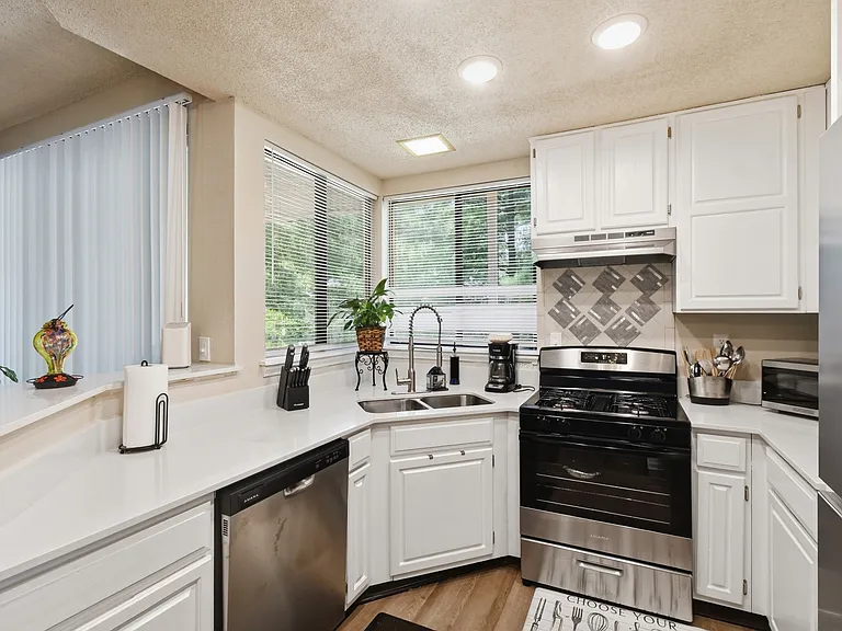2324 W Newton St — Photo 9