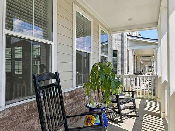 4th image of 825 Braidwood Ln