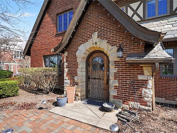 3rd image of 131 N Wheaton Rd