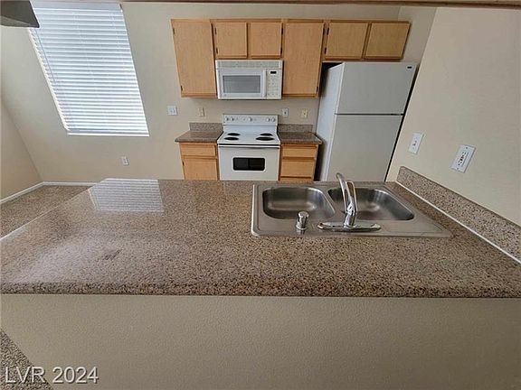 4th image of 2900 Sunridge Hts #927