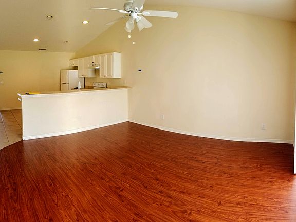 3rd image of 925 Graystone Ave
