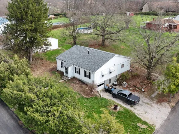 405 E Oakview Dr, Waynesburg, PA 15370
