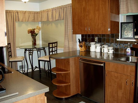 kitchen w/breakfast nook