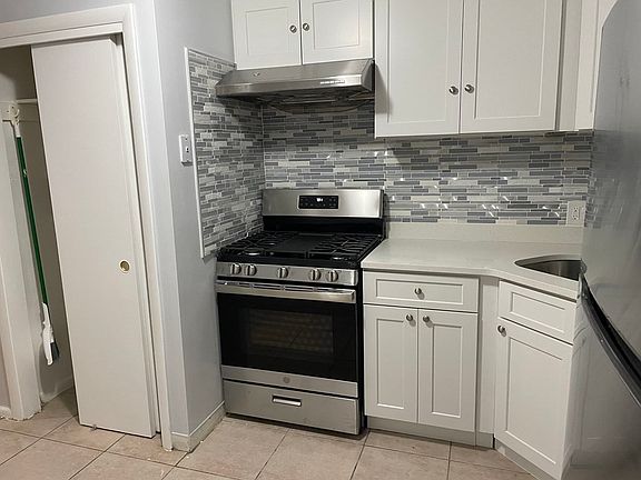 4th image of 200 Newbury Ave APT 15