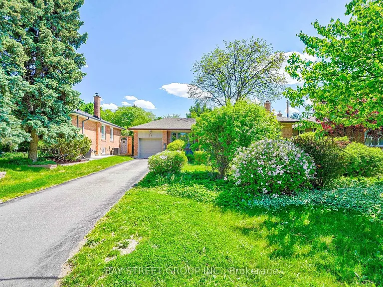 35 Camwood Cres — Photo 2