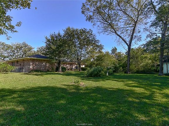 3rd image of 704 Pershing Dr