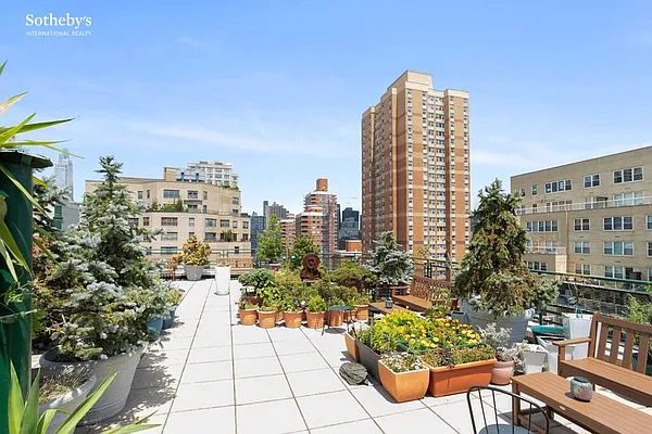 Rented by Sotheby's International Realty | media 23