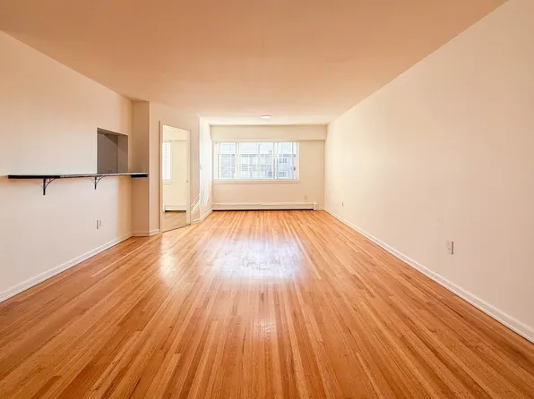 461 W 16th St #107, North Vancouver, BC V7M 1V1