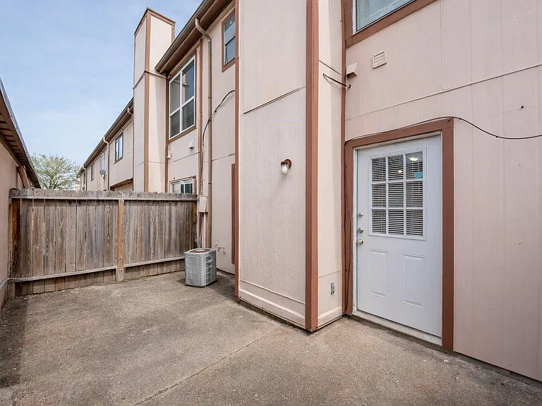 12400 Brookglade Cir #15 — Photo 32