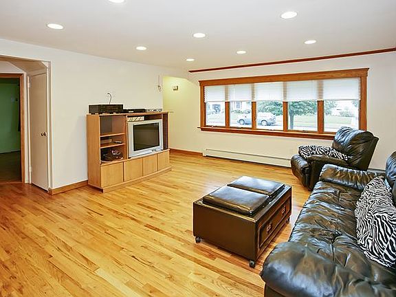 2nd image of 165 Willow St