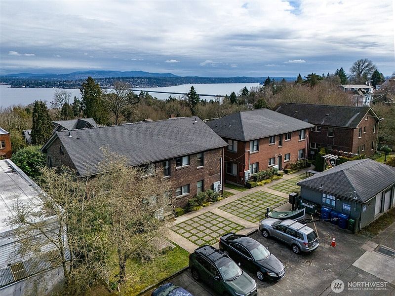 4th image of 109 115 30th Avenue