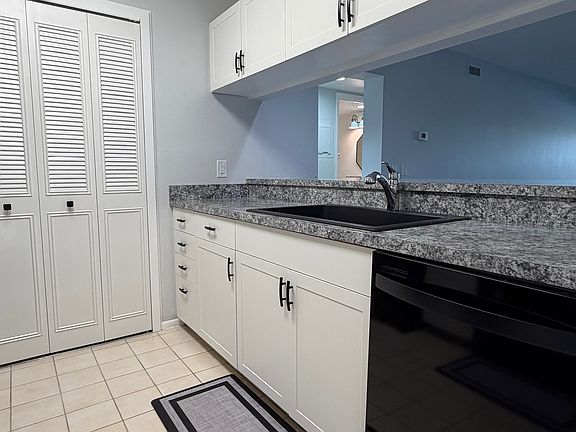 Upgraded kitchen w/ pantry!
