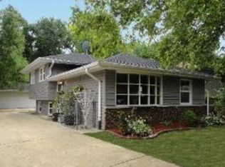 26W135 Mayflower Pl, Wheaton, IL 60187